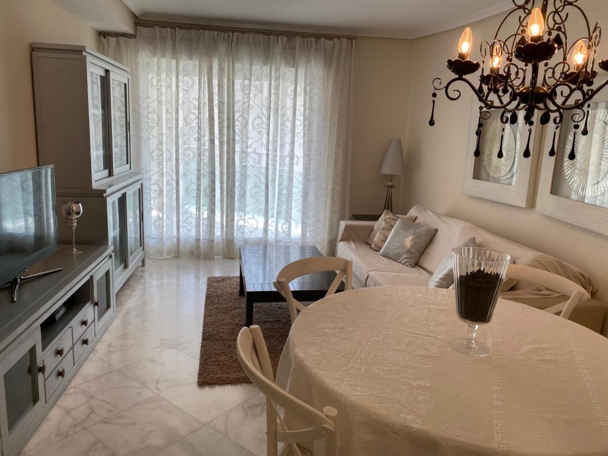 Apartment Elegant 2-bedroom In Benidorm With Private Pool And Scenic Garden Views Cala de Finestrat